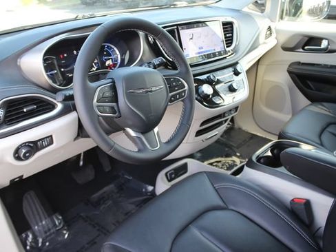 Used 2024 Chrysler Pacifica Limited w/ Uconnect Theater Family Group FWD image 3