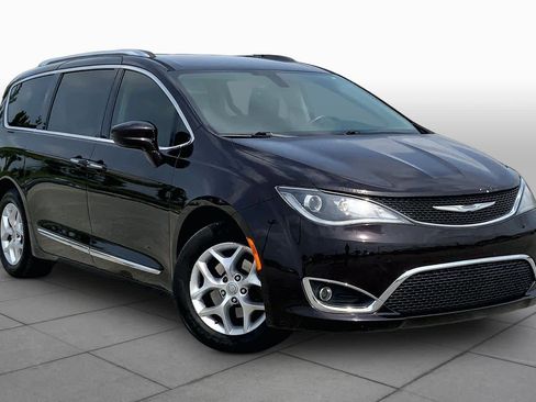 Used 2017 Chrysler Pacifica Touring-L Plus w/ Tire & Wheel Group FWD image 3