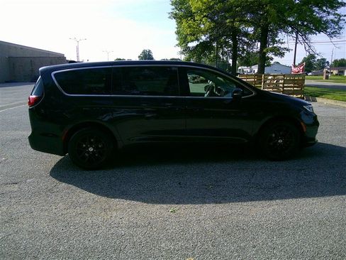 Used 2023 Chrysler Pacifica Touring-L FWD image 6
