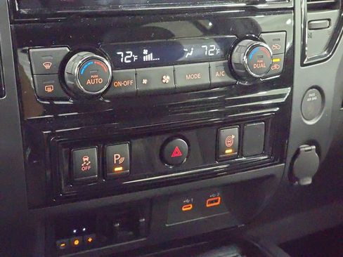 Used 2024 Nissan Titan SV w/ SV Convenience Package RWD image 17