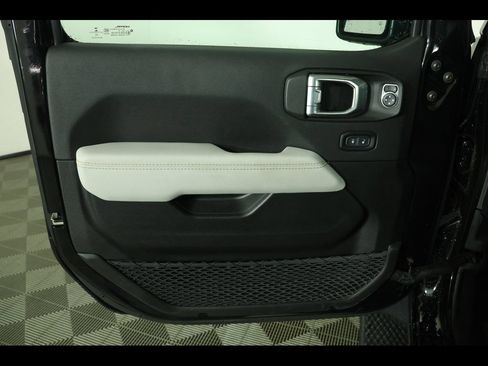 Used 2022 Jeep Wrangler Unlimited Sahara AWD/4WD image 19