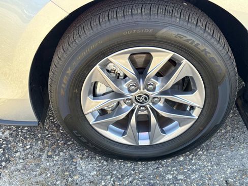 Used 2025 Toyota Sienna XLE image 10