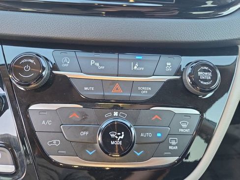Used 2024 Chrysler Pacifica Touring-L FWD image 22