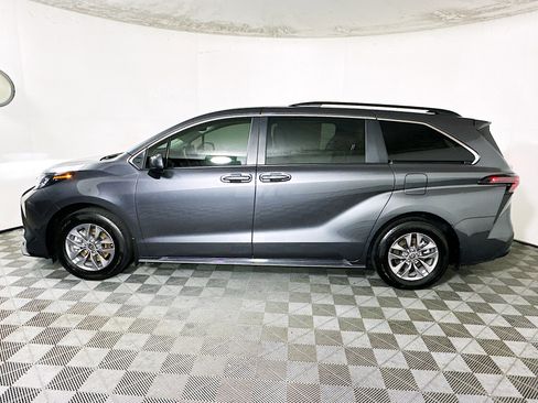 Used 2025 Toyota Sienna LE w/ LE Plus Package AWD/4WD image 6