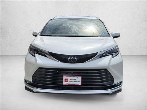 Used 2021 Toyota Sienna Platinum AWD/4WD image 2