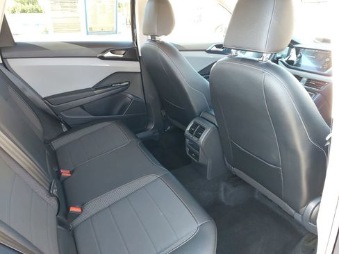 Used 2022 Volkswagen Taos SE FWD image 11