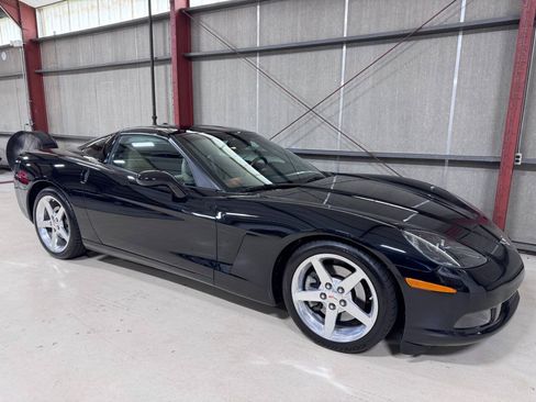 Used 2005 Chevrolet Corvette Coupe w/ Preferred Equipment Group RWD image 34