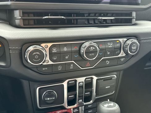 Used 2025 Jeep Wrangler Unlimited Rubicon image 22