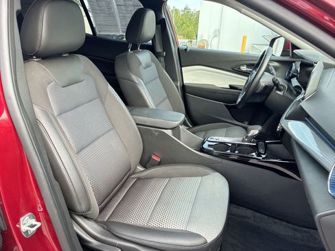 Used 2025 Chevrolet Trax LT w/ LT Convenience Package FWD image 26