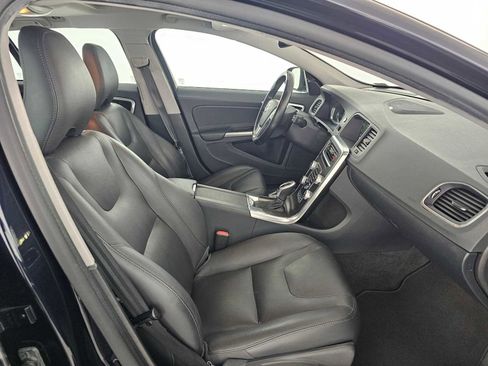 Used 2016 Volvo V60 T5 Platinum image 10