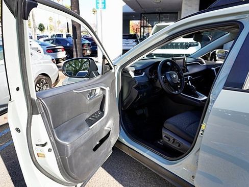 Used 2021 Toyota RAV4 XLE image 35