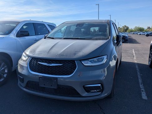 Used 2023 Chrysler Pacifica Touring-L image 2