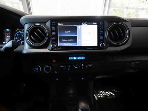Used 2022 Toyota Tacoma TRD Sport AWD/4WD image 17