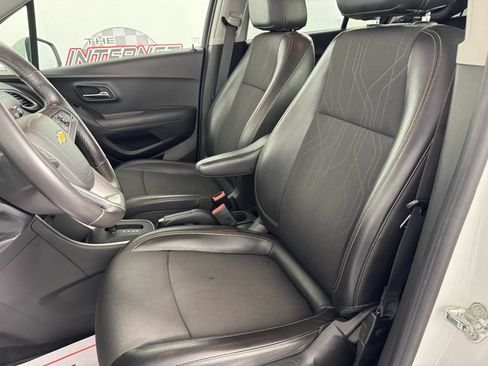 Used 2017 Chevrolet Trax LT w/ LT Convenience Package FWD image 30