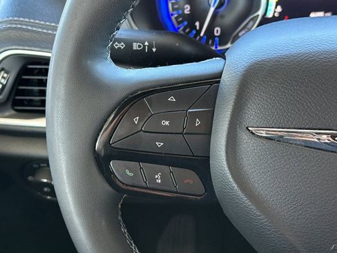 Used 2025 Chrysler Pacifica Limited FWD image 35