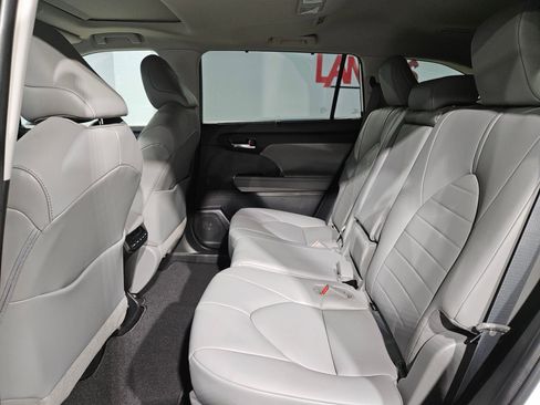 Used 2021 Toyota Highlander XLE image 36