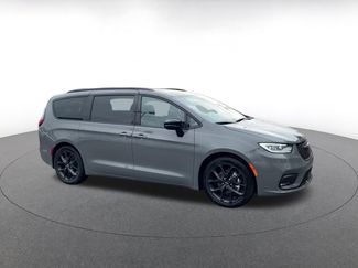 Used 2025 Chrysler Pacifica Limited video 2