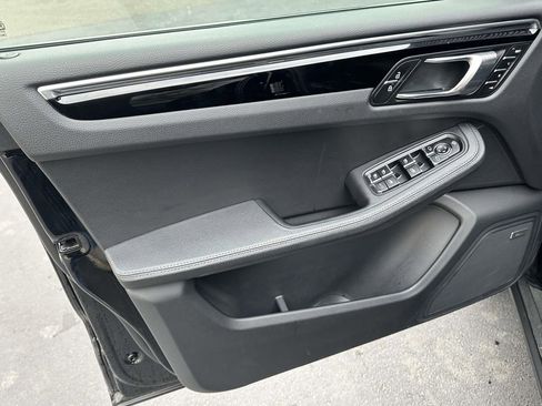 Certified 2025 Porsche Macan image 17