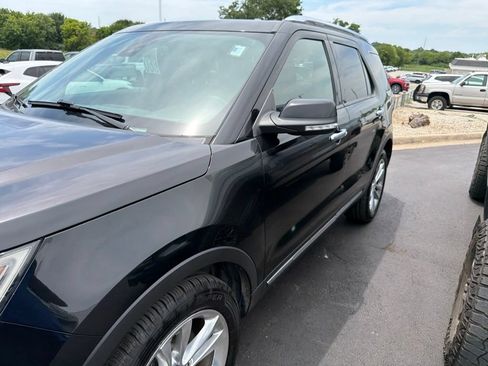 Used 2018 Ford Explorer Limited w/ Equipment Group 301A AWD/4WD image 3