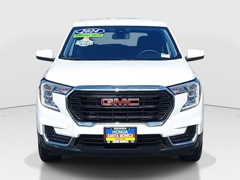 Used 2024 GMC Terrain SLE image 2