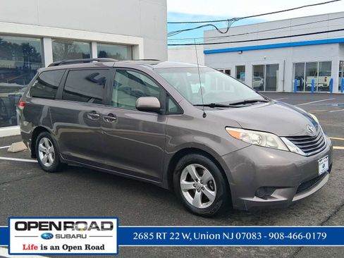 Used 2012 Toyota Sienna LE image 1