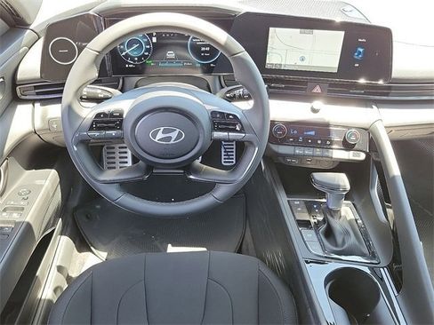 New 2025 Hyundai Elantra SEL image 3