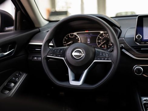 Used 2025 Nissan Altima 2.5 SV FWD image 11