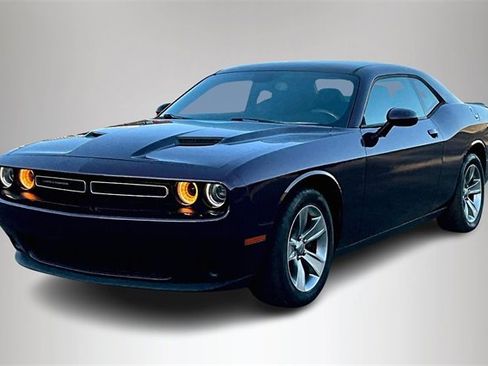 Used 2020 Dodge Challenger SXT image 2