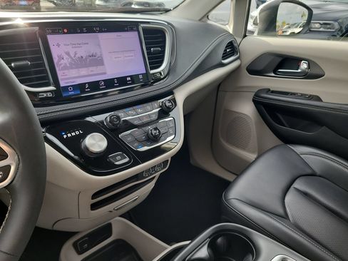 Used 2023 Chrysler Pacifica Touring-L FWD image 24