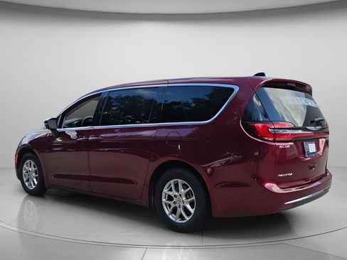 Used 2023 Chrysler Pacifica Touring-L FWD image 6