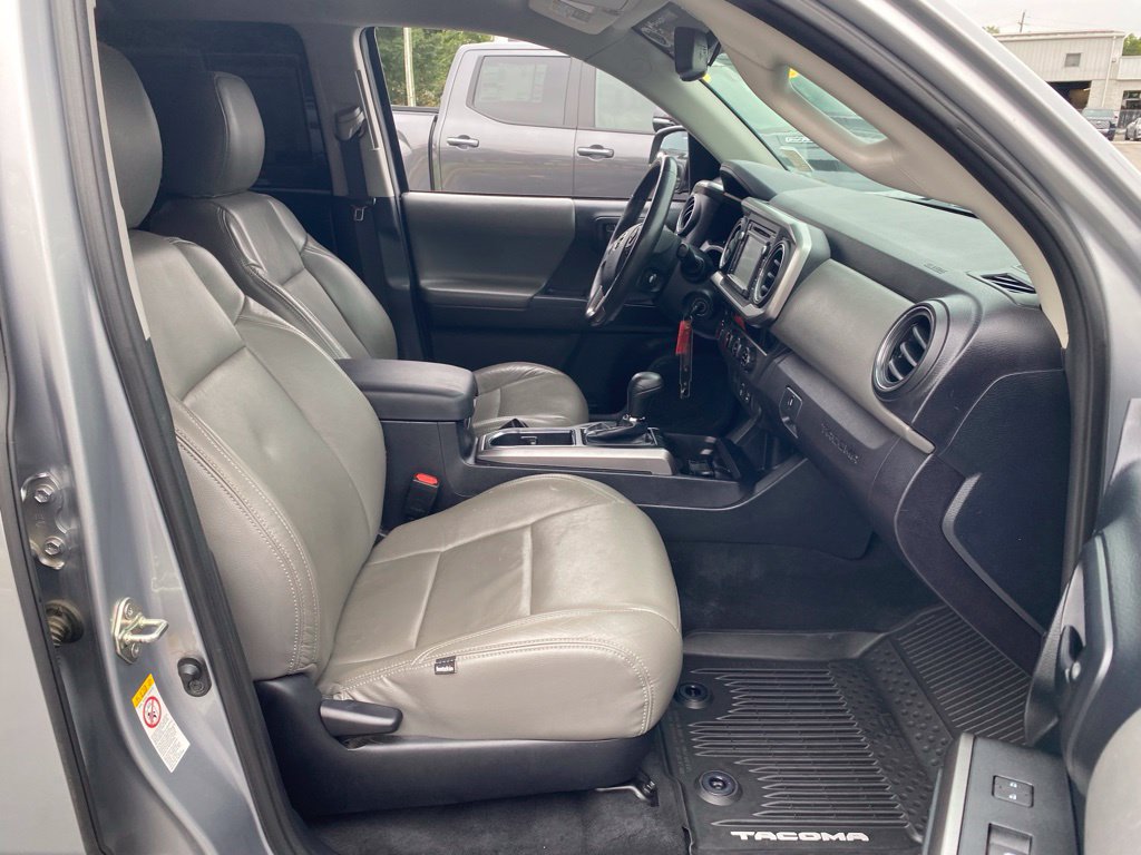 Used 2018 Toyota Tacoma SR5 AWD/4WD image 17