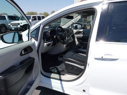 Used 2020 Chrysler Voyager Lxi image 16