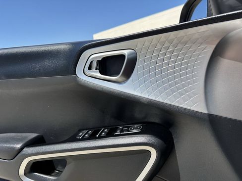 Used 2025 Kia Soul LX w/ LX Technology Package FWD image 19