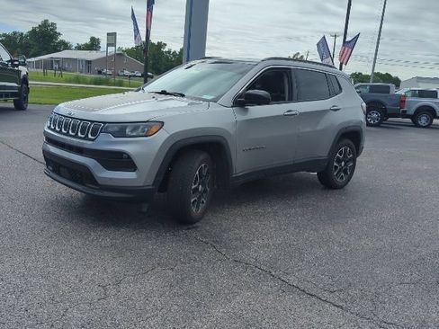 Used 2022 Jeep Compass Latitude w/ Sun and Sound Group AWD/4WD image 5