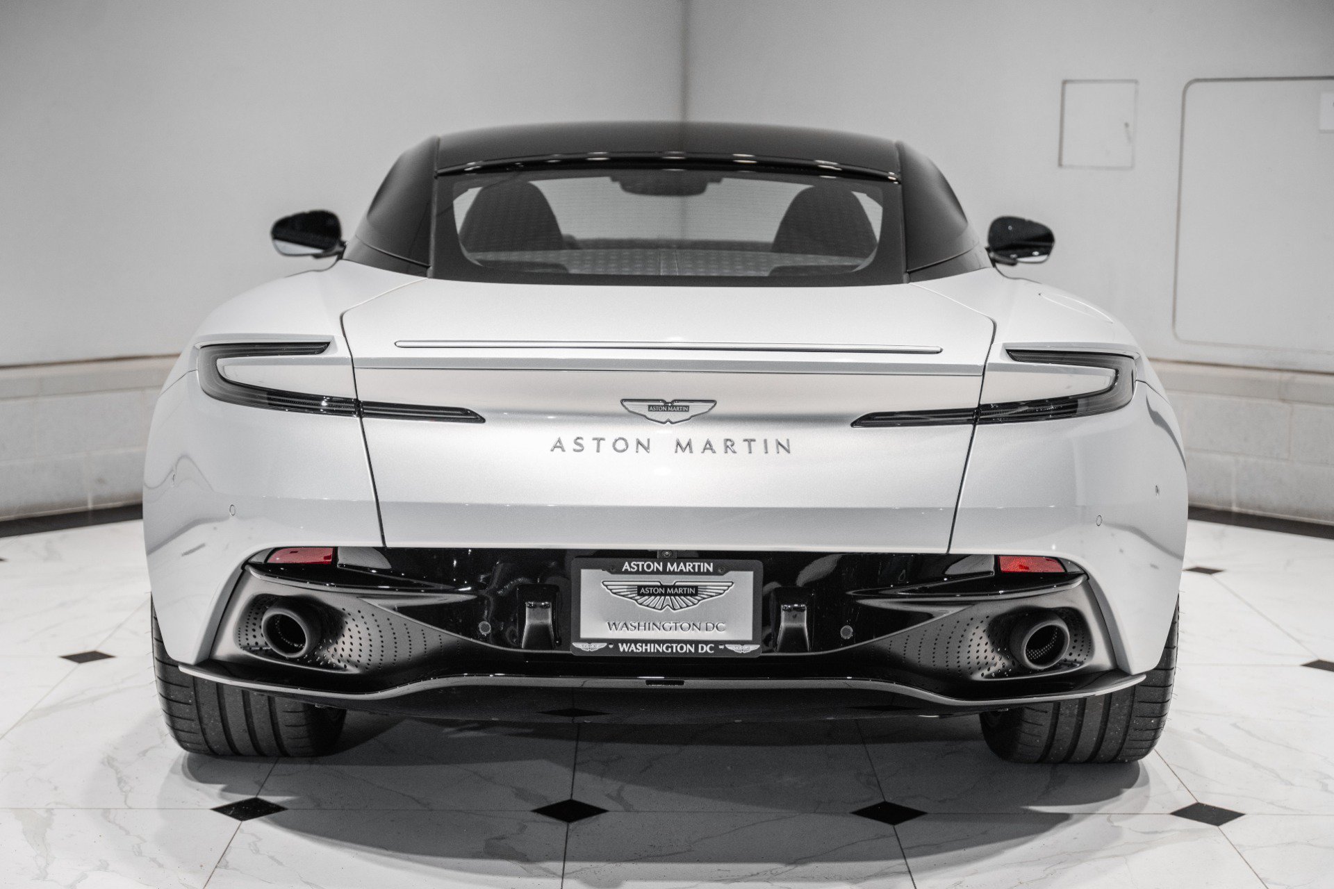 Used 2024 Aston Martin DB12 Coupe RWD image 40