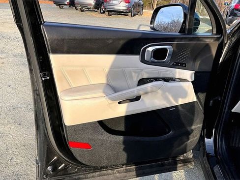 Used 2023 Kia Sorento SX Prestige w/ Panoramic Sunroof Package image 9