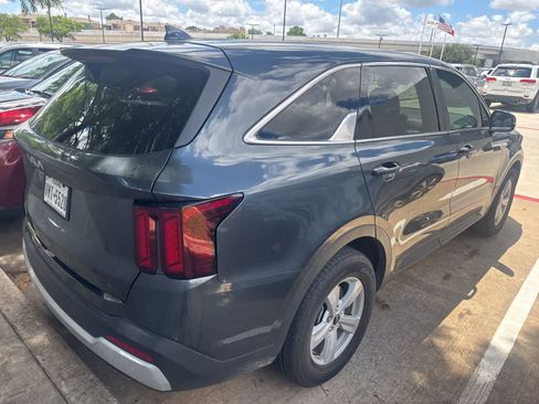 Used 2024 Kia Sorento LX FWD image 5