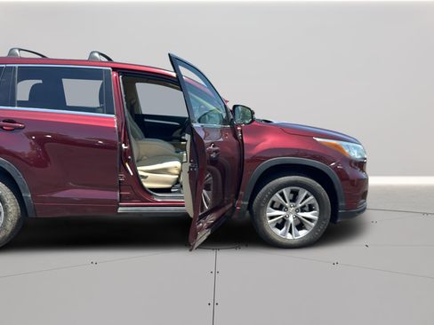 Used 2015 Toyota Highlander Plus FWD image 37