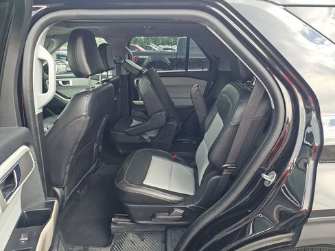 Used 2022 Ford Explorer XLT w/ Equipment Group 202A AWD/4WD image 14