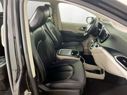 Used 2024 Chrysler Pacifica Touring-L image 28