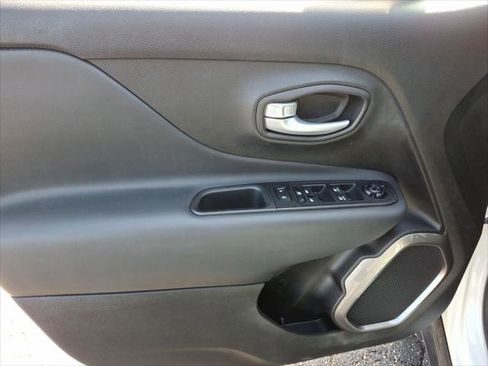 Used 2023 Jeep Renegade Latitude AWD/4WD image 10