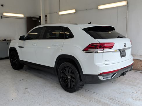 Used 2023 Volkswagen Atlas Cross Sport SE w/ Panoramic Sunroof Package FWD image 4