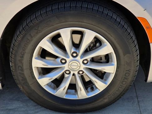 Used 2017 Chrysler Pacifica Touring-L FWD image 32