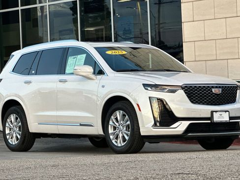 Used 2025 Cadillac XT6 Luxury image 2