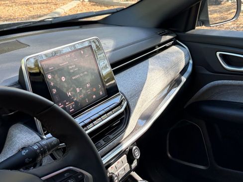 Used 2025 Jeep Compass Latitude image 31