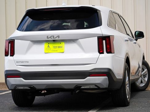 Used 2024 Kia Sorento LX FWD image 4