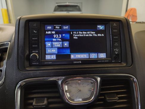 Used 2016 Chrysler Town & Country Limited image 25