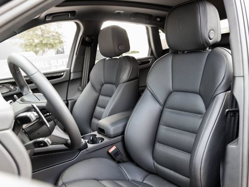 Certified 2026 Porsche Macan AWD/4WD image 5