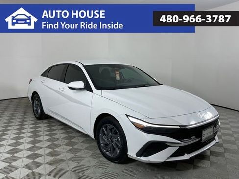 Used 2024 Hyundai Elantra SEL FWD image 3