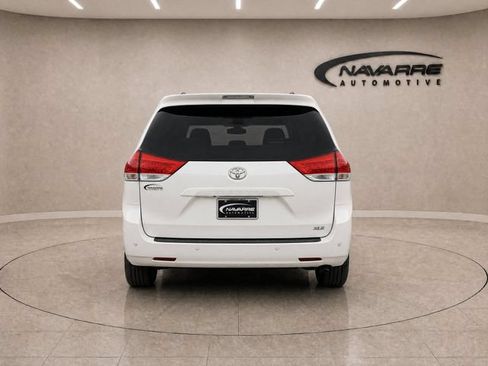 Used 2012 Toyota Sienna XLE w/ Entertainment Pkg FWD image 6